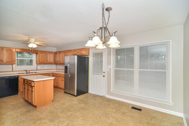 Foto del edificio - 339 White Springs Rd