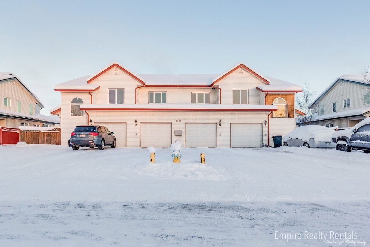 Foto principal - Three Bed, 2.5 Bath, 1 Car Garage