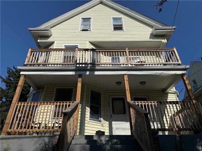 Building Photo - 642 Hope St