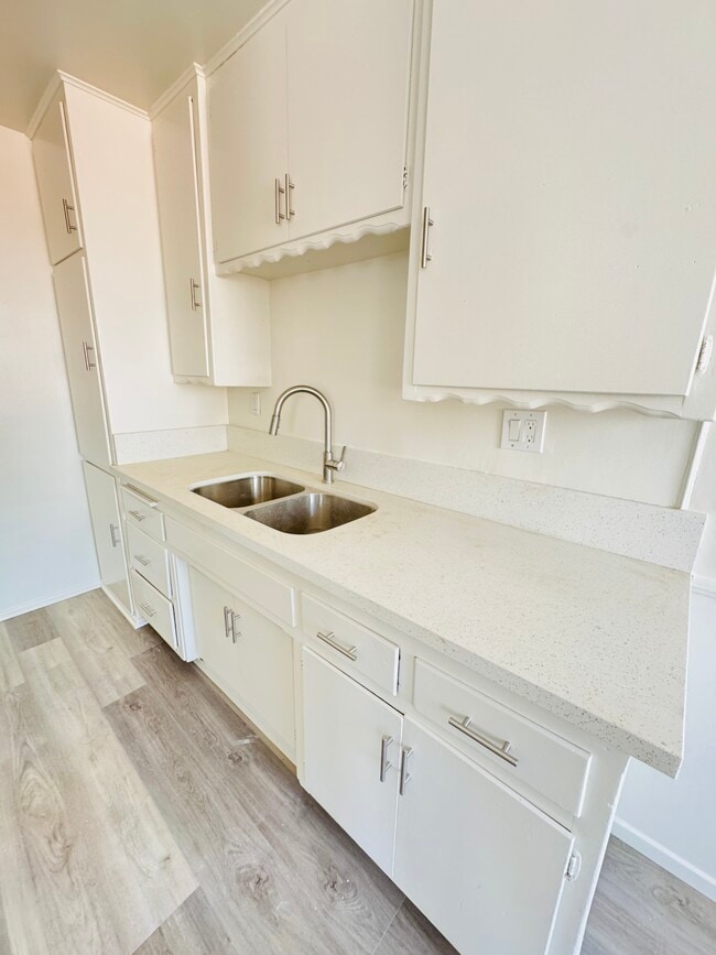 Cocina de la unidad n.º 4 - 1049 N Mariposa Ave