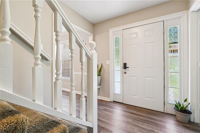Building Photo - 978 Gwens Trail SW