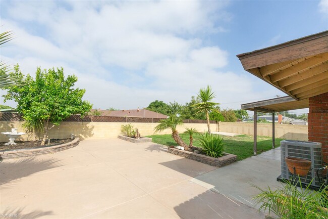 Building Photo - 3 br, 1.5 bath House - 735 South Gilbert S...