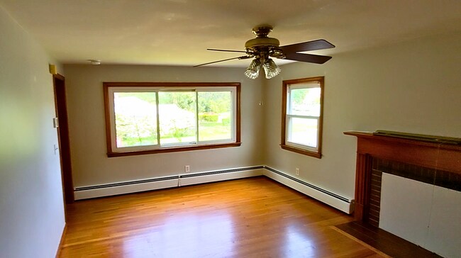 Foto del edificio - 4-Bedroom Ranch Next To Western New England University