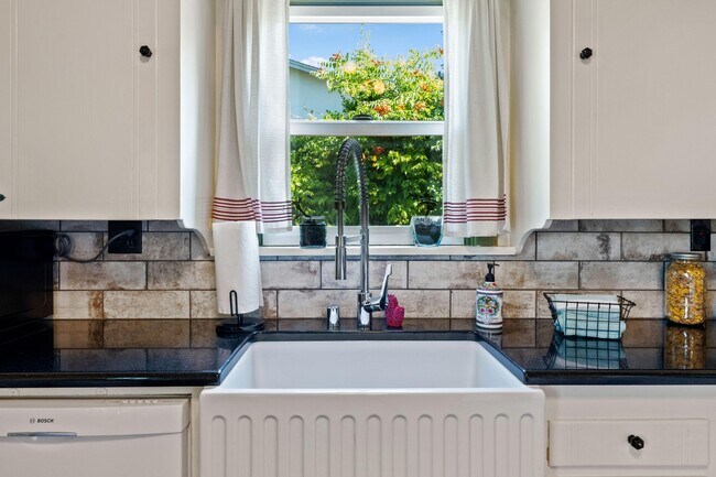 Building Photo - 1751 Chestnut St