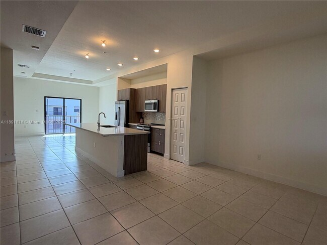 Foto del edificio - 7915 NW 104th Ave