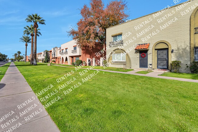 Foto del edificio - 2964 E Clarendon Ave