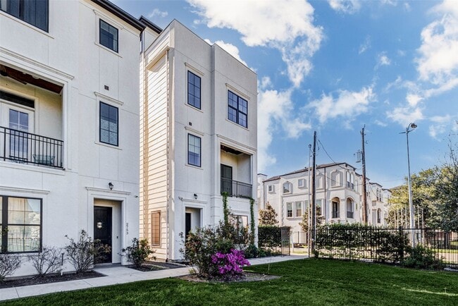 Building Photo - 2751 Freund St