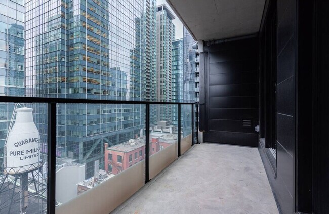 Building Photo - 1350 Boul. René-Lévesque O