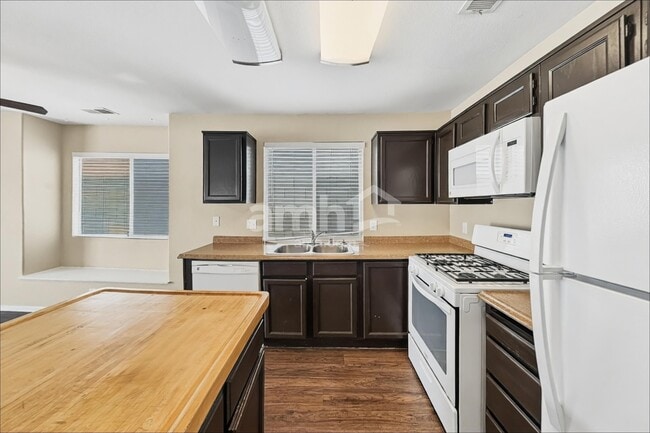 Building Photo - 1717 Cedar Bluffs Way