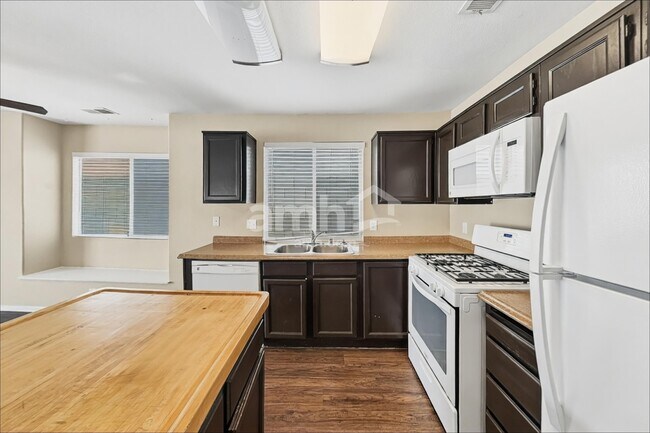 Foto del edificio - 1717 Cedar Bluffs Way