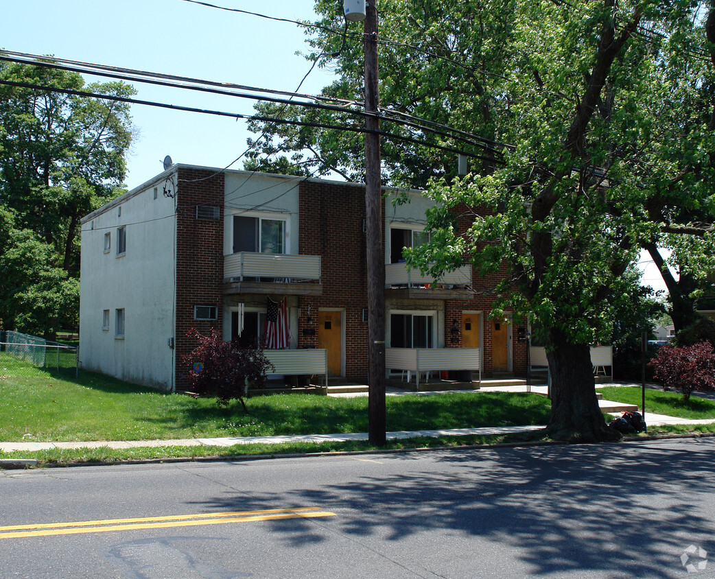Building Photo - 312-318 E Clements Bridge Rd