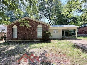 Building Photo - 729 Blackstone Ln