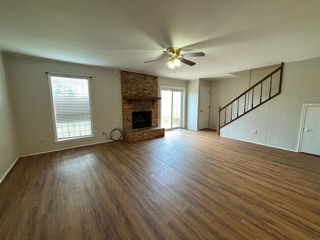 Foto del edificio - MOVE IN READY! SPACIOUS TOWNHOME IN BOSSIER CITY