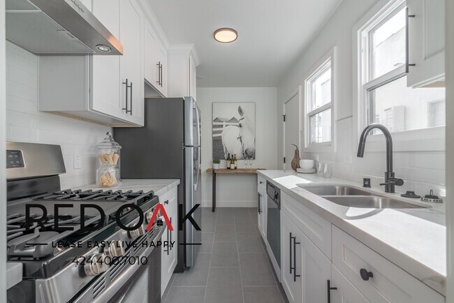 Building Photo - ~1 Month FREE~ Fabulous One Bedroom Walk-U...