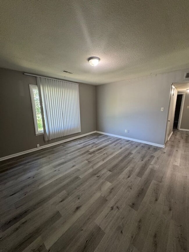 Building Photo - CREEKWOOD