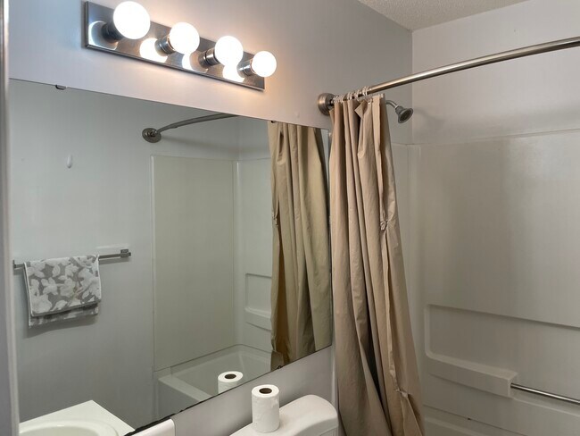 Foto del edificio - 1410 Collegiate Cir