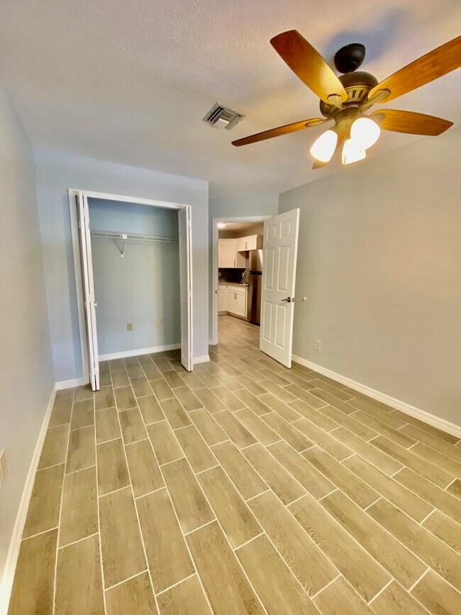 Building Photo - 12120 De Leon Dr