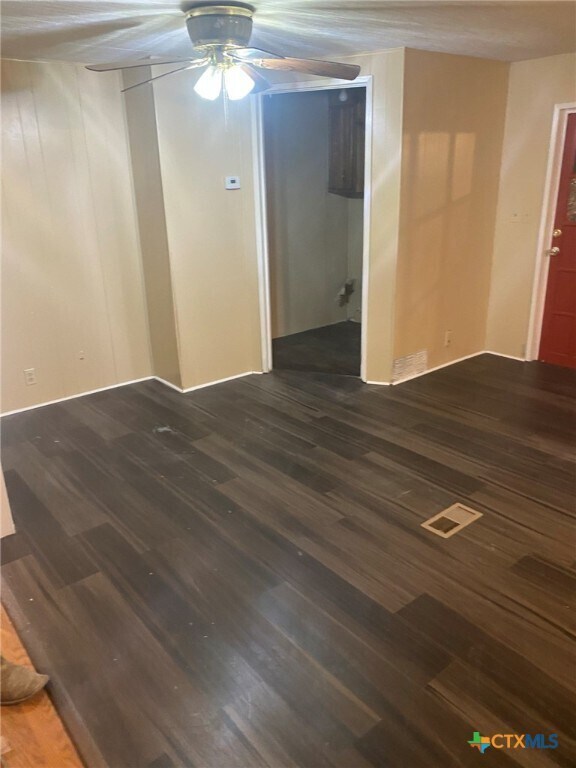 Foto del edificio - 5576 Helm Ln