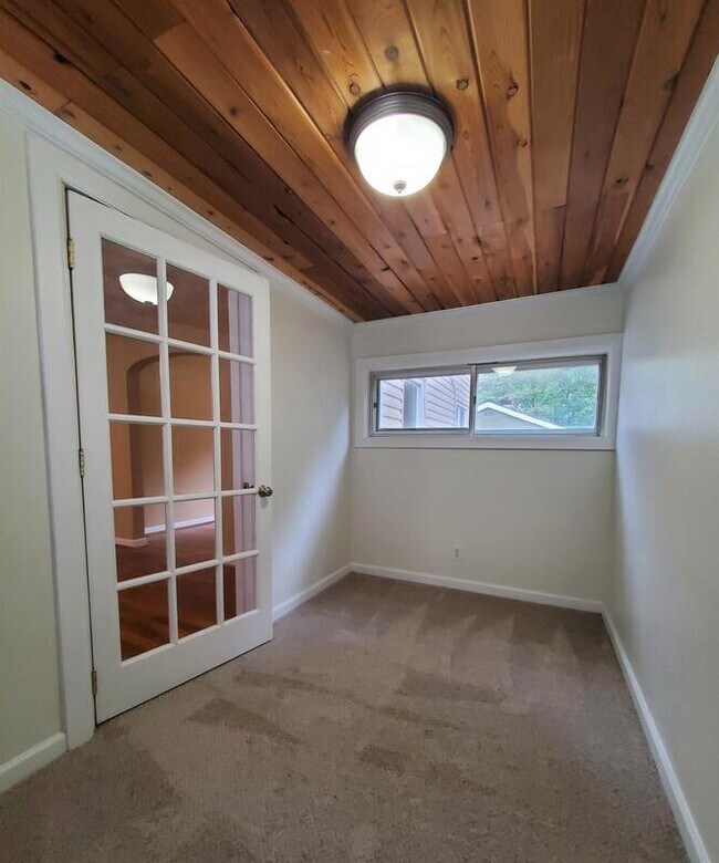 Building Photo - 8063 W Glen Rd