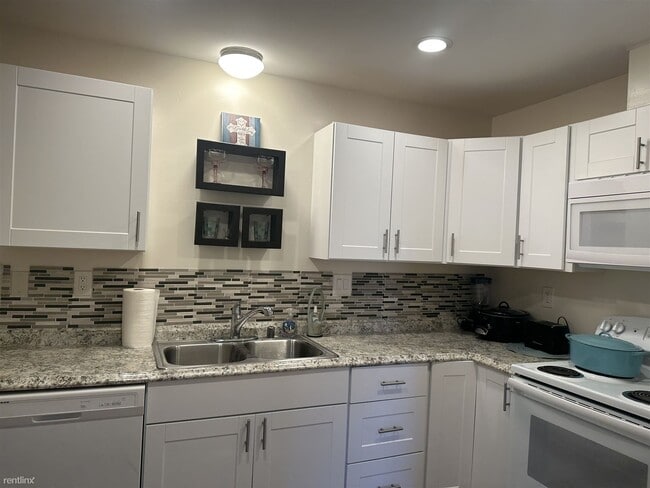 Building Photo - 2 br, 1.5 bath Duplex - 7241-43 Balkis Lan...