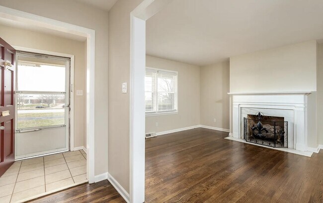 Foto del edificio - 305 Lakeshore Dr