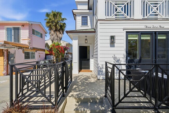 Foto del edificio - Modern Furnished Balboa Peninsula Beach House with Rooftop Deck