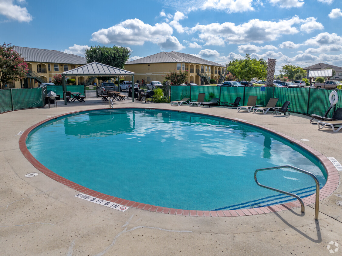 Piscina inspirada en el resort con cabañas - Northwood Phase II