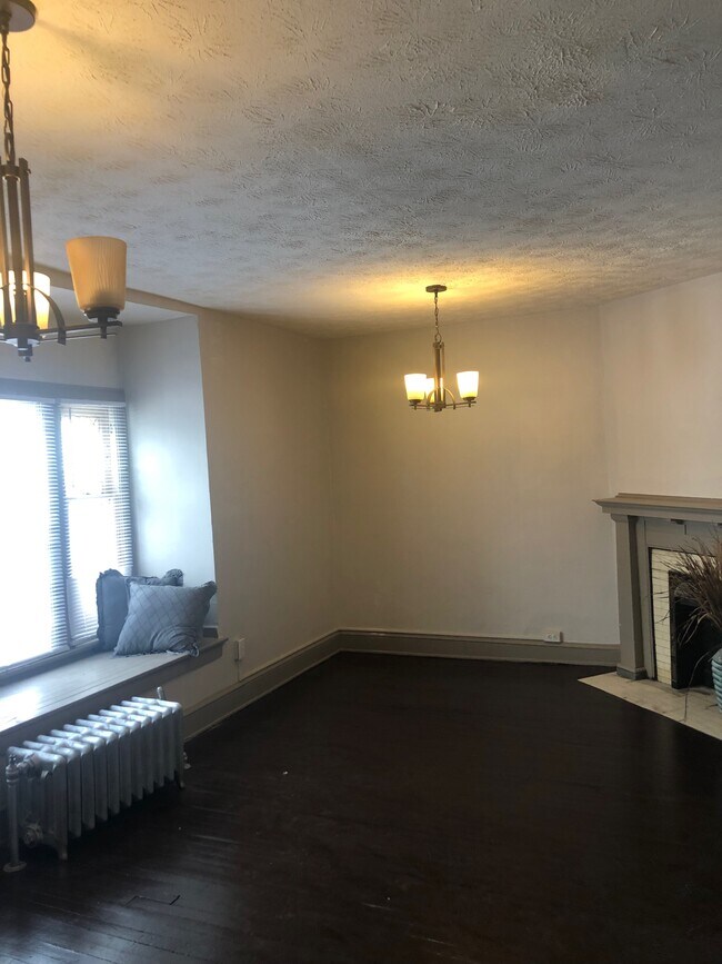 ¡Sala de estar/comedor de gran tamaño con asiento junto a la ventana! - 10000 Lamont Ave