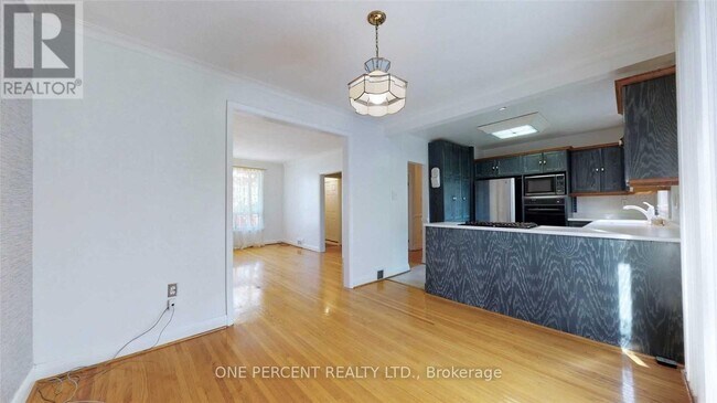 Building Photo - 9 Kingsmere Crescent