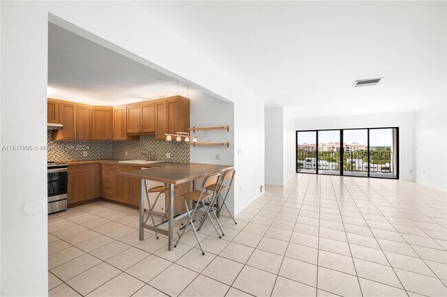 Foto del edificio - 575 Crandon Blvd