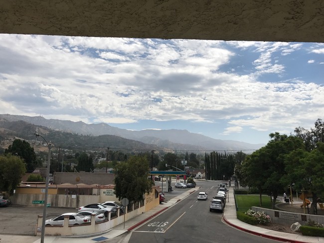 Vista desde el patio en el segundo piso - Grismer Apartments