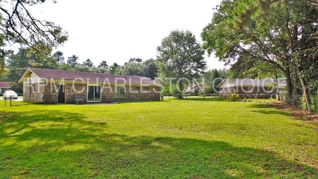 Foto del edificio - 115 Rebellion Rd