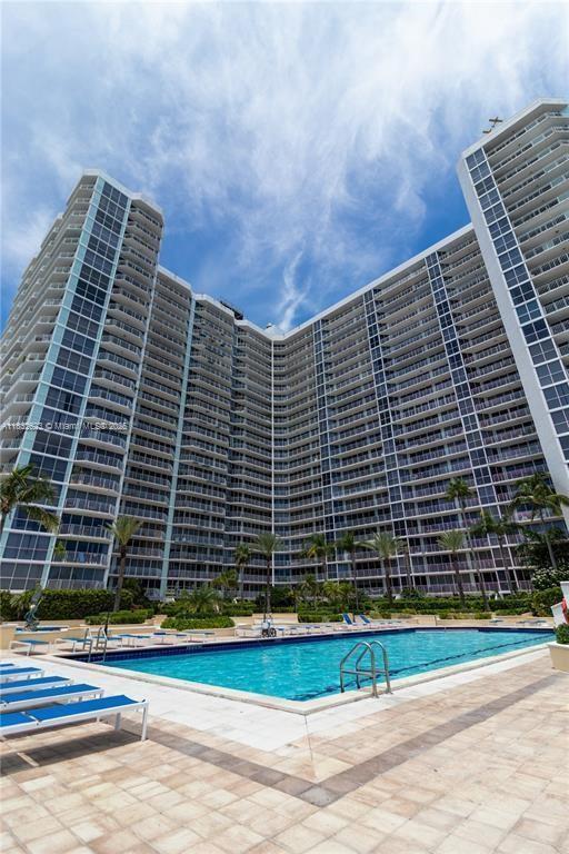 Foto del edificio - 7601 E Treasure Dr