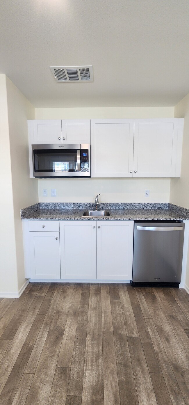 Building Photo - 438 Hollyhock St