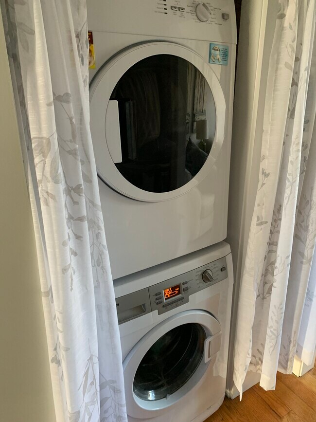 Washer/dryer - 40 Washington St