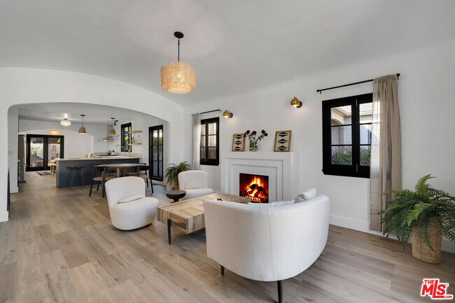 Foto del edificio - 8822 Rosewood Ave