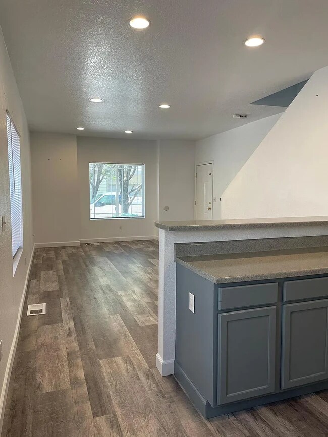 Foto del edificio - 1315 Powell Ln