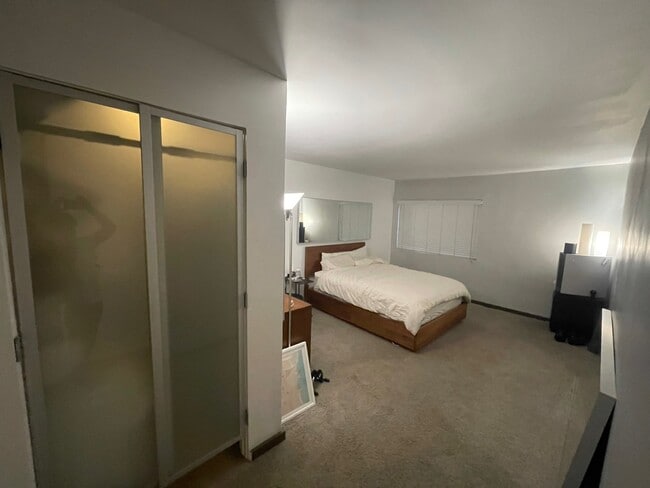 Building Photo - 330 S Barrington Ave