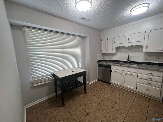 Building Photo - 1008 Brighton Cir SE