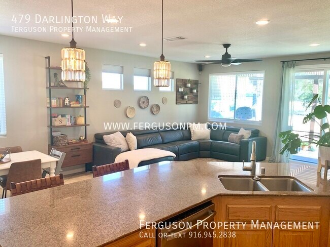 Foto del edificio - Single Story Four Bedroom Home Surrounded ...