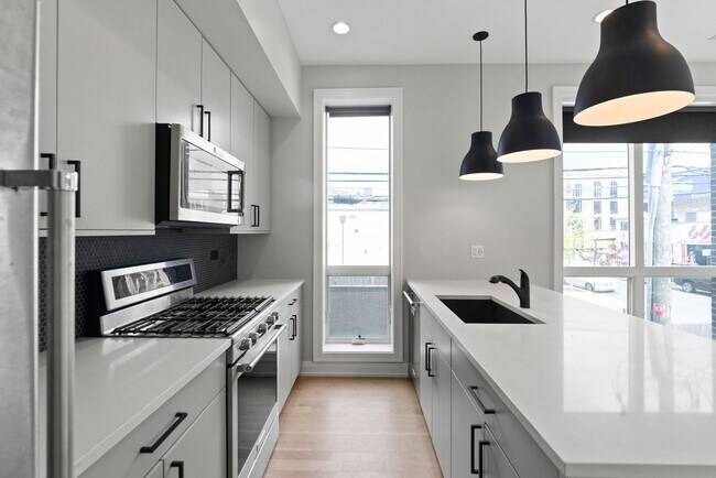 Foto del edificio - 1050 W Cornelia Ave