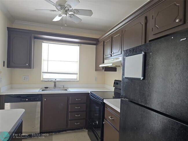 Foto del edificio - 9949 Sandalfoot Blvd