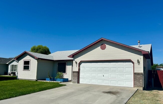 Building Photo - Spacious 4-Bedroom Home with RV Parking & No Backyard Neighbors