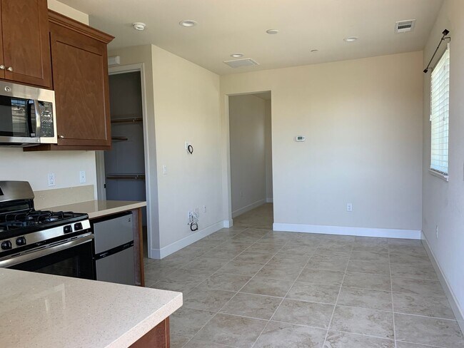 Building Photo - Nice 1 Bed 1 Bath upstairs apartment in the Cannery Neighborhood