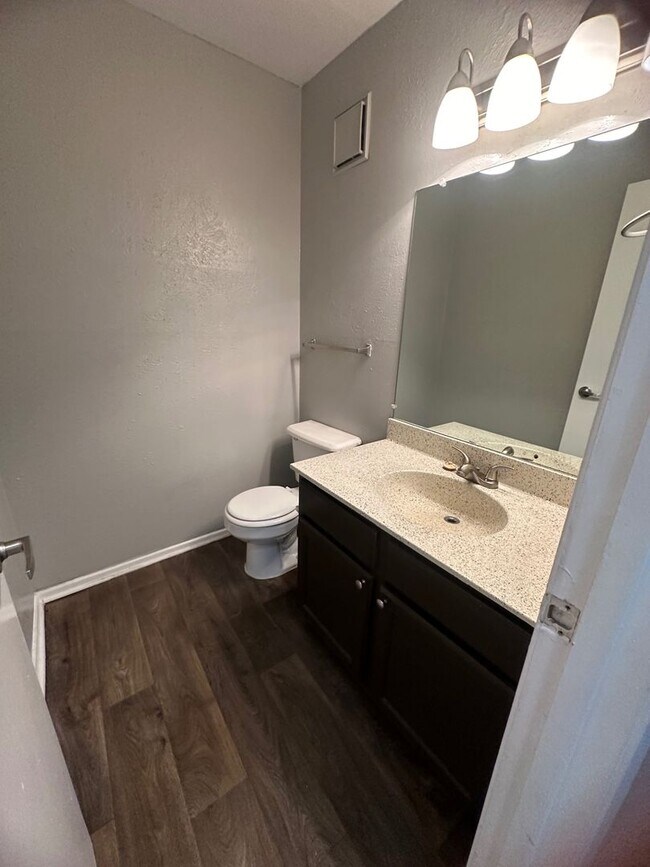 Building Photo - 2bed 2.5 bath Townhome