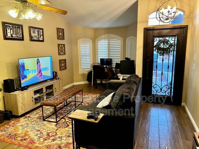 Foto del edificio - 4682 W Oakland St