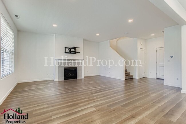 Building Photo - Spacious & Stylish 4-Bedroom Home for Rent...