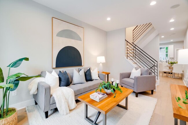 Spacious 3BR Home with Finished Basement & Roof Deck - Spacious 3BR Home with Finished Basement & Roof Deck
