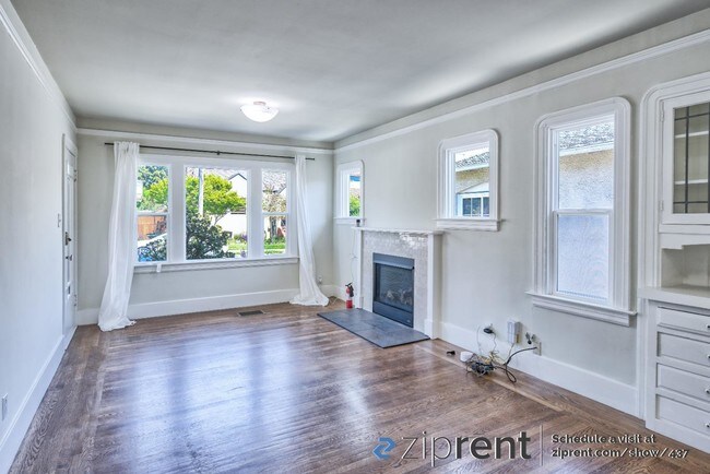 Building Photo - 914 Evelyn Ave