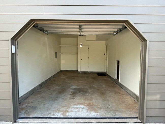 Foto del edificio - Just Renovated 1,300 SQ' Duplex Across from Woodward Park